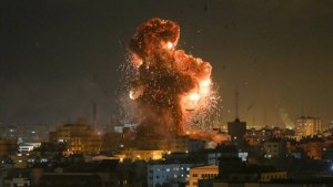 Anche questa notte Israele si è esibito nella sua specialità militare: il bombardamento di aree urbane inermi